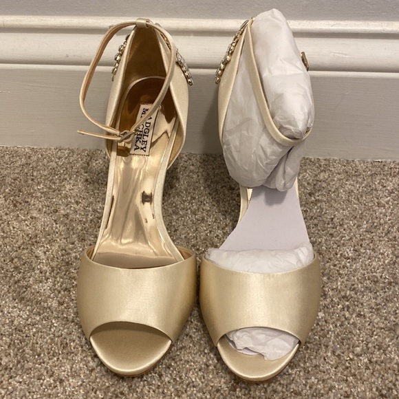 NIB stunning Badgley Mischka Vienna ivory satin shoes. Size 9. - Picture 3 of 15